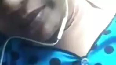 Bhabhi satisfying to lover on video call