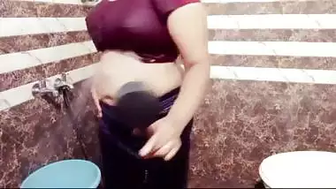 desi indian bhabhi ne nahate huye sab dikhaya