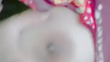 Desi Girl Shows Her boobs