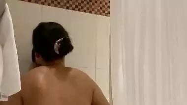 Naughty couple records their HD bathtub sex MMS