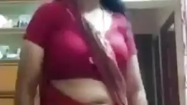 Tamil iyer maami showing milky boobs viral clip