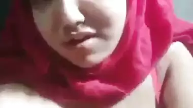 Hijab girl opens bra and round boobs show on cam