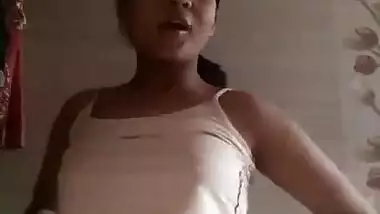 Young desi hot college girl showing her boobs