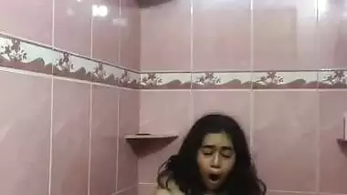 Horny chubby Indian girl fingering viral clip