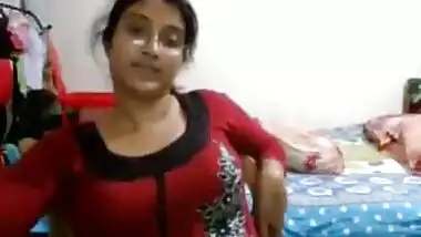 Sexy bangalore bhabhi showing big boobs on skype