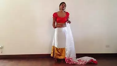 hot girl wearing saree showing navel