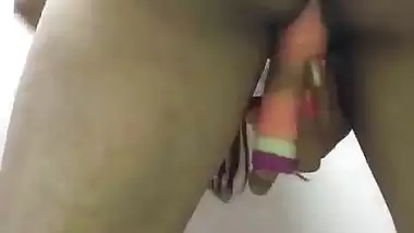 Indian nude MMS of a milf fucking her pussy with a dildo