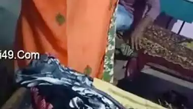 Sex video of naughty aunty who changes sari but doesn't show body
