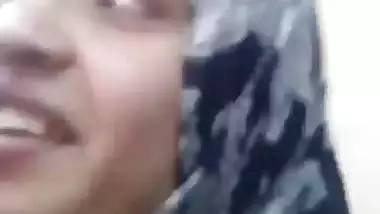 Maldivian man sucks his hijabi colleague’s boobs in bf video