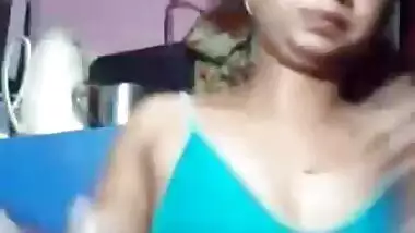 Young Desi housewife has wonderful chest that she wants to show