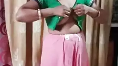 Indian aunty as real slu dressing after bath! Desi XXX video