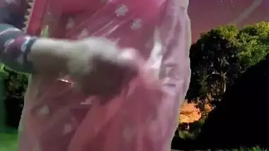 Indian XXX MILF caught masturbating in a public park