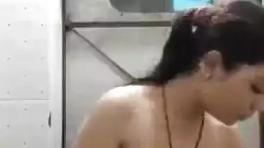 Sexy lucknow bhabhi showing big boobs on cam