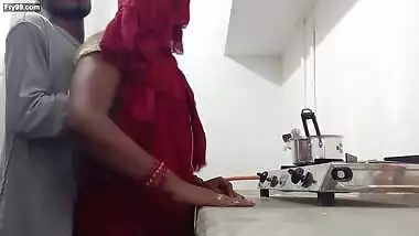 Kaam Wali Ladki Ko Chai Banate Samy Kitchen Me Patak Ke Pel Diya