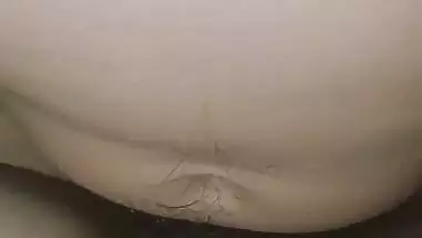 Amateur guy bangs his GF’s tight, hairy pussy and cums