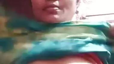 Indian MILF takes camera to film how she rubs XXX pussy and boobs