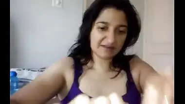Pakistani sex video of Muslim bhabhi giving perfect blowjob