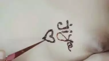 Indian girl putting mehendi on nude body viral MMS