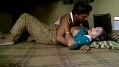 Desi couple licking pussy with fucking on floor.