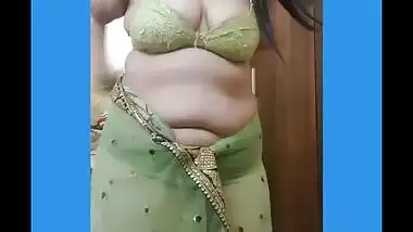 Big ass bhabi navel show in saree