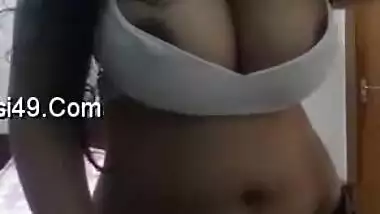Desi girl offers fans to watch XXX nipples on big titties online