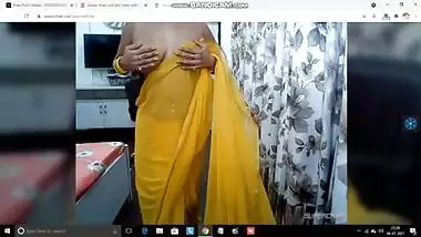 Sexy Indian cam girl strips and dance naked on a webcam