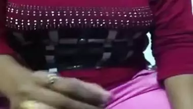 Desi mature woman takes man's sex instrument and gives a XXX handjob