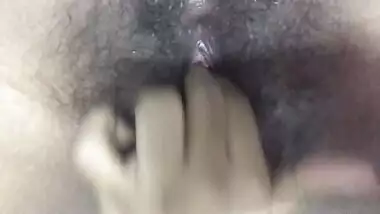 Squirting moaning Indian pussy close up