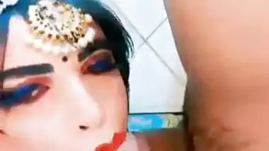 Shemale in saree sucks a dick in Indian gay porn