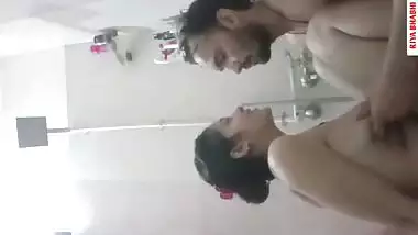 Indian cute bhabhi ki bathroom me ki ghodi bnake chudai jija ji ne