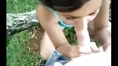 Desi indian girl in park sucking her lovers cock giving blowjob mms