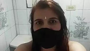 Horny Bhabhi nude bathing on cam