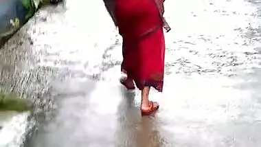 aunty in red saree
