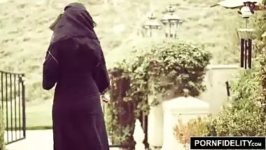 Sexy Pakistani Nadia’s Action In Burqa