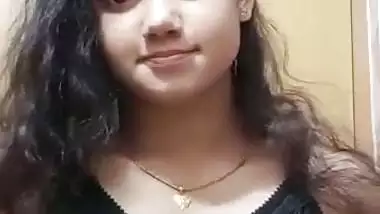 Bangladeshi TikToker girl naked boobs playing viral MMS
