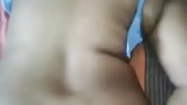 Sperm on Indian mom's back is easy to wipe in amateur sex video