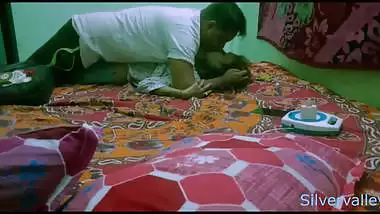 Hidden camera captures Desi whore and XXX buddy having sex on the bed