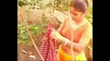 Bangladeshi bhabhi outdoor bath mms