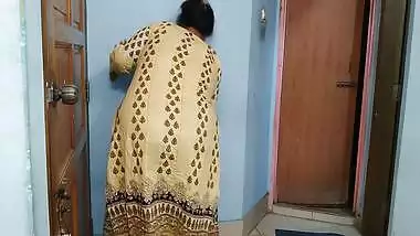 (ghar Kee Saphaee Karate Hue Maa Ko Chodane Ko Majaboor) Indian Stepmom Fucked While Cleaning The House - Hindi Audio