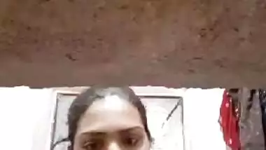 Sexy Bhabhi Record her Nude Selfie