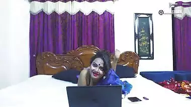 Indian XXX woman tempts Desi viewers with her amazing boobs and pussy