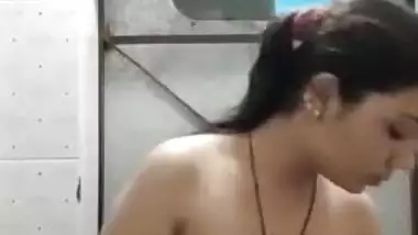 Cock-hardening XXX show of Desi MILF teasing with her tits and cunt