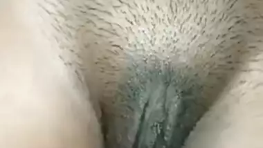 Before sex curious Desi guy takes closer look at GF's bald XXX pussy