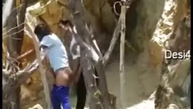 Horny lovers caught having quickie in doggy outdoor in Desi mms video