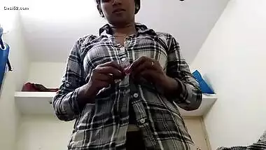 Desi Famous Bank Employee personal videos leaked -9