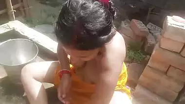 Village bhabhi outdoor sex and viral bathing