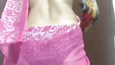 Desi MILF nude video of Desi teen exposing her topless body