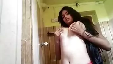 Desi girl masturbating selfi video