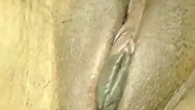 Sexy pussy of Desi Gf filmed nude inside car