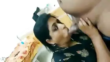 An aunty sucks a guy’s dick in a Tamil sex video
